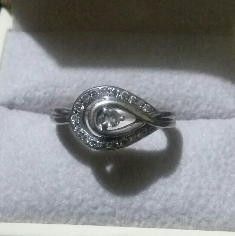 sz 5.5 ~ Kay Jewelers sterling Love's Embrace ring